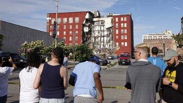 Personas observan el edificio que se derrumbo parcialmente en Iowa.&nbsp;