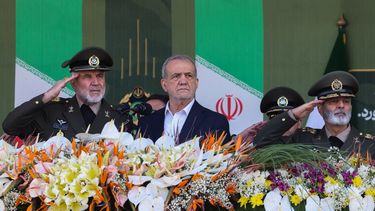 El presidente de Irán, Masoud Pezeshkian (centro), observa un desfile militar durante una ceremonia que conmemora el Día del Ejército en Teherán, el 18 de abril de 2025.
