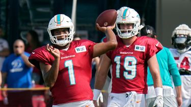 El mariscal de campo de los Dolphins de Miami, Tua Tagovailoa, lanza un pase durante una práctica de campo de entrenamiento de fútbol americano de la NFL con los Buccaneers de Tampa Bay el miércoles 10 de agosto de 2022 en Tampa, Florida. El mariscal de campo Skylar Thompson (19) observa.&nbsp;