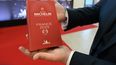 Un invitado sostiene la Guía Michelin para Francia 2025 al final de la ceremonia de entrega de premios en Metz, este de Francia, el 31 de marzo de 2025.&nbsp;