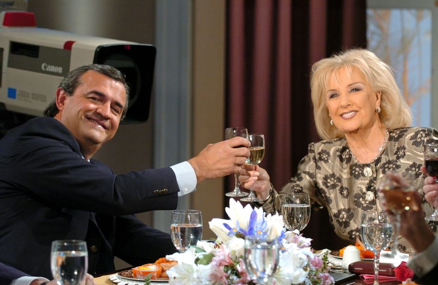 La presentadora en una emisión de su programa Almorzando con Mirtha Legrand ,&nbsp;con&nbsp;Jorge Larrañaga, quien fuera candidato a la presidencia de Uruguay en 2004.