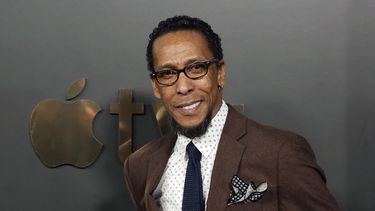 El actor Ron Cephas Jones asiste al estreno en Los Ángeles de Truth Be Told en el Teatro Samuel Goldwyn, el lunes 11 de noviembre de 2019 en Beverly Hills, California. Cephas Jones, un veterano actor de teatro y cine, murió el sábado 19 de agosto de 2023, tras una larga enfermedad.