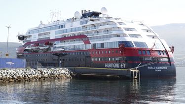 El crucero noruego MS Roald Amundsen, donde estall&oacute; un brote de coronavirus. Foto tomada el 3 de agosto del 2020 en Tromso, Noruega.&nbsp;