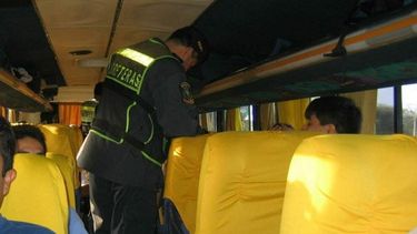 Un agente policial peruano realiza un control en uno de los ómnibus que usan muchos migrantes para entrar a ese país.