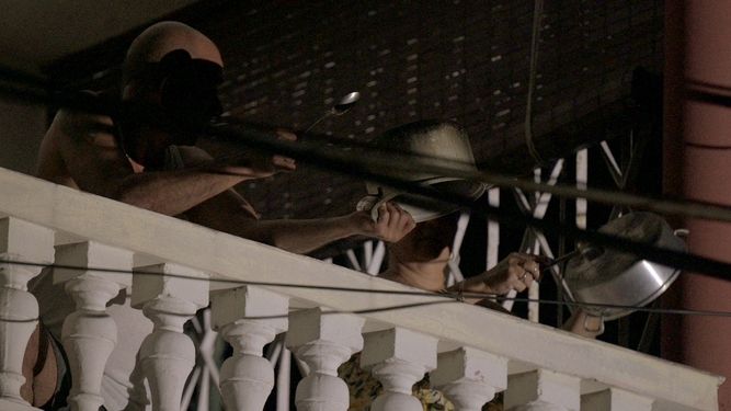 Los cubanos usan ollas para reclamar electricidad durante la tercera noche de apagón nacional en La Habana el 20 de octubre de 2024.