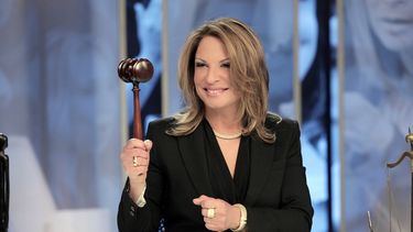 En esta imagen de 2015 difundida por Telemundo, la Dra. Ana María Polo en el estudio de su programa Caso Cerrado, en Miami.
