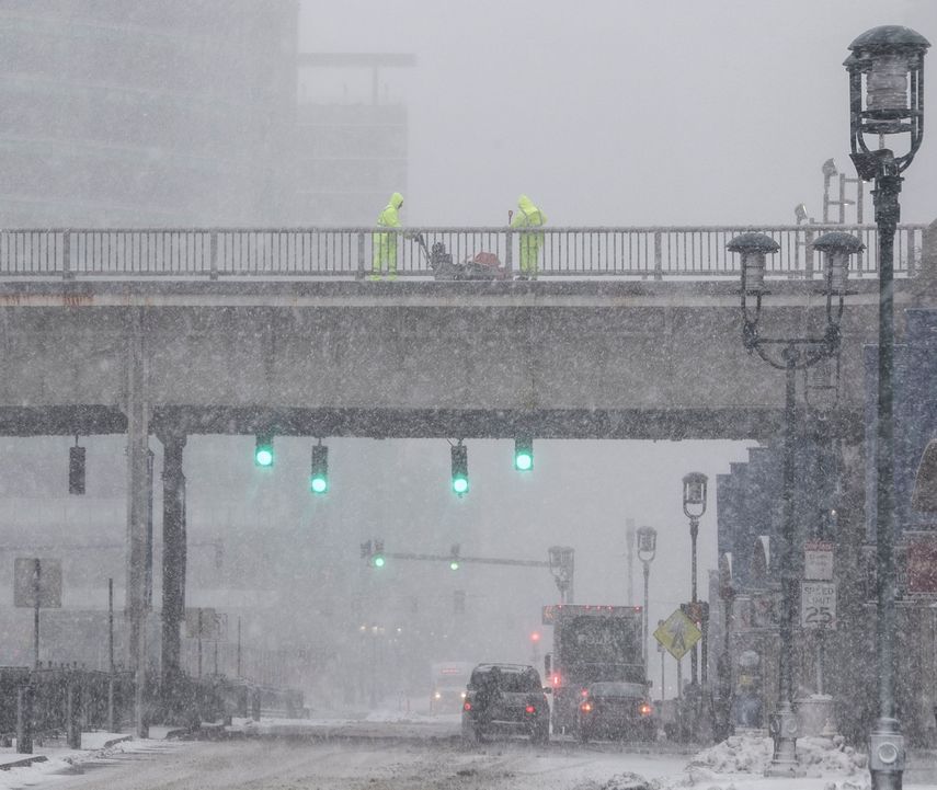Trabajadores retiran nieve de una pasarela peatonal en Boston, Massachussets (Estados Unidos) .