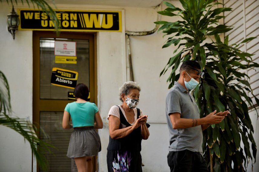 Cubanos hacen cola frente a una oficina de Western Union en La Habana, el 28 de octubre de 2020.