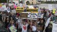 Manifestantes protestan contra las políticas migratorias del presidente Donald Trump en West Palm Beach, Florida, en febrero de&nbsp;2017.