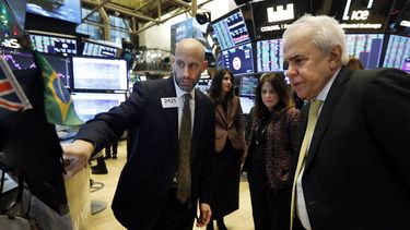 El director general de Petrobras, Roberto Castello Branco, habla con el especialista Meric Greenbaum en la Bolsa de Valores de Nueva York.