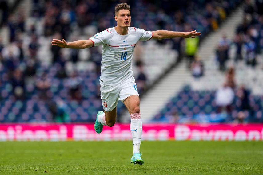 Patrik Schick de la República Checa celebra tras anotar el segundo gol en la victoria 2-0 ante Escocia por la Euro 2020, el lunes 14 de junio de 2021, en Glasgow