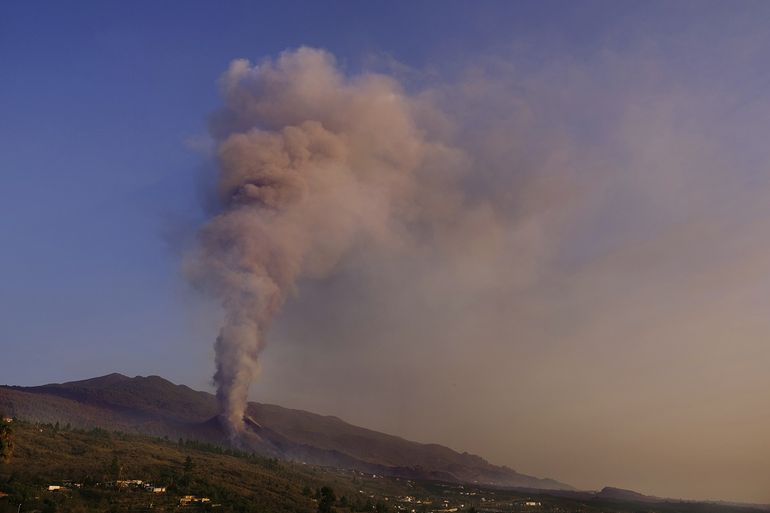 Un volcán expulsa lava y cenizas en la isla canaria de La Palma, en España, el lunes 4 de octubre de 2021. La lava ha destruido por el momento más de 900 edificios y desplazado a unas 6.000 personas. 