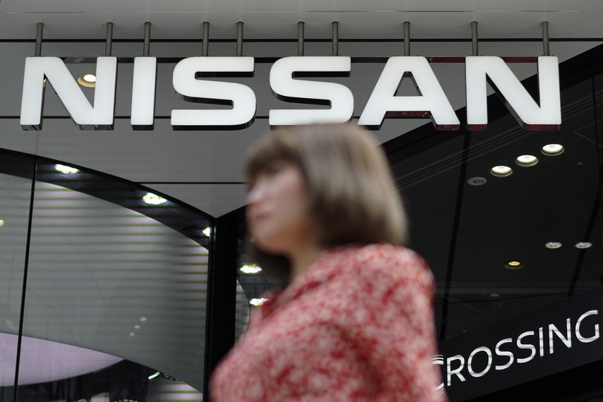 Una mujer pasa por delante de un concesionario de Nissan, en Tokio.