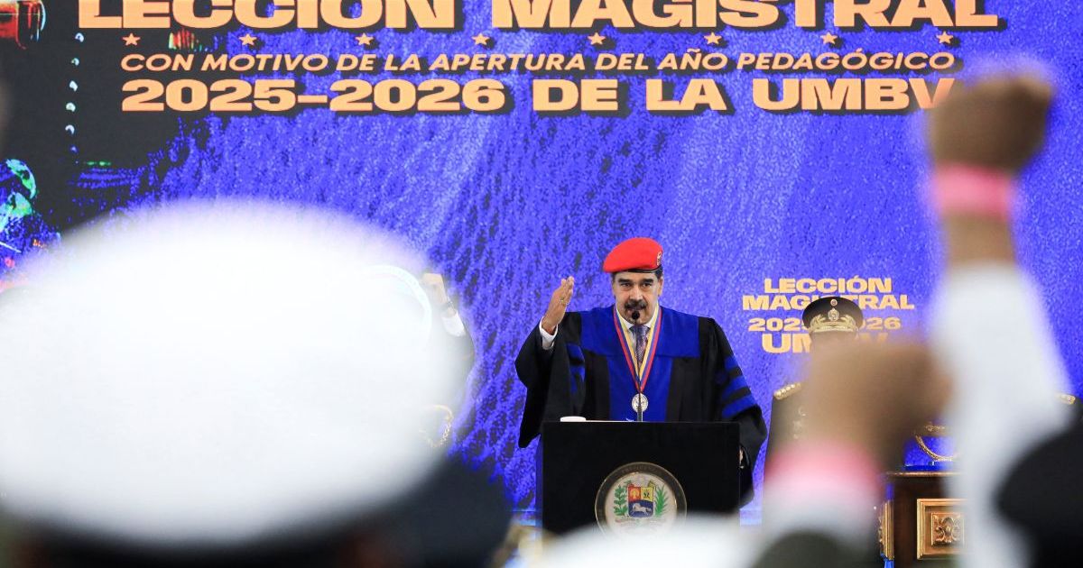 Maduro recibe doctorado militar en pleno despliegue de buques de guerra de EEUU