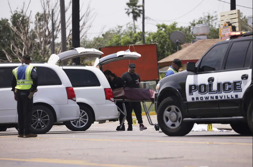 Las autoridades levantan a una de las víctimas que murió&nbsp; tras ser embestidas por un auto, en Brownsville, Texas.
