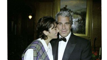 &nbsp;la socialité británica Ghislaine Maxwell y el financista estadounidense Jeffrey Epstein. Imagen sin fecha que fue evidencia de juicio en el Tribunal de Distrito de EEUU para el Distrito Sur de Nueva York.
