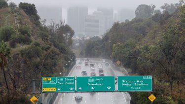 Los conductores se dirigen al centro de Los Ángeles durante una fuerte tormenta.