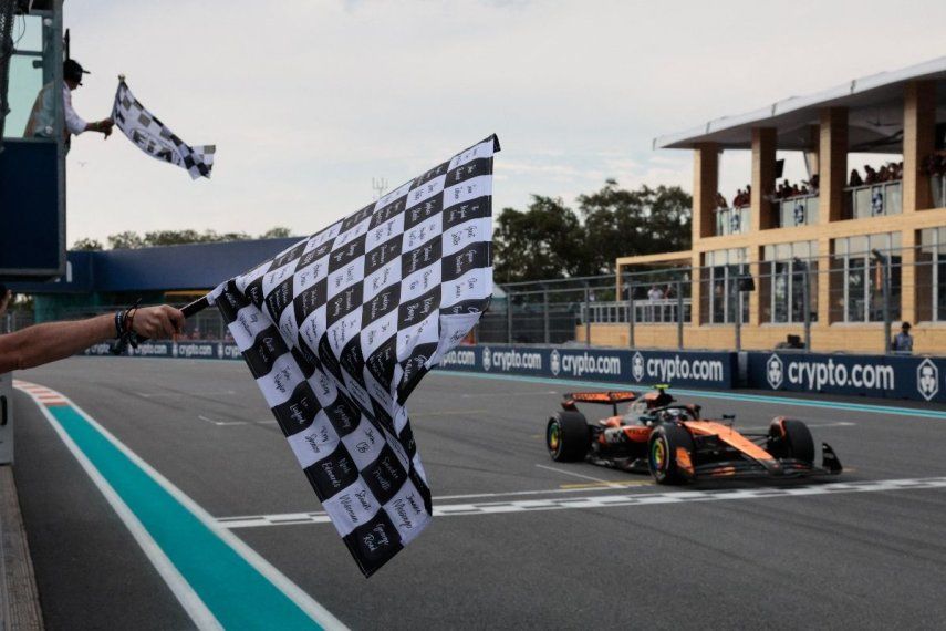 El piloto británico de McLaren, Lando Norris, cruza la línea de meta para terminar segundo en el Gran Premio de Fórmula 1 de Miami 2025 en el Autódromo Internacional de Miami, el 4 de mayo de 2025.&nbsp;