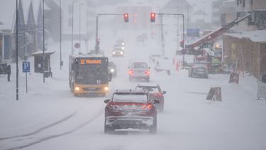 Los coches circulan durante una fuerte nevada en el centro de Nuuk, Groenlandia, el 19 de enero de 2026.