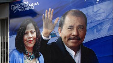 Una pancarta que promueve la candidatura del dictador de Nicaragua, Daniel Ortega, y su esposa y compañera de fórmula, Rosario Murillo.  