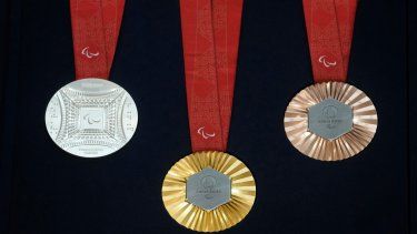 Las medallas de los Juegos Olímpicos de París 2024 al ser mostradas por los organizadores de las justas, el jueves 8 de febrero de 2024, en Saint-Denis, Francia.