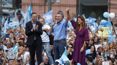 El presidente argentino saliente Mauricio Macri, al centro, su compa&ntilde;ero de f&oacute;rmula Miguel &Aacute;ngel Pichetto, izquierda, y la primera dama Juliana Awada alientan a la multitud durante un mitin en Buenos Aires, Argentina, el s&aacute;bado 7 de diciembre de 2019.&nbsp;