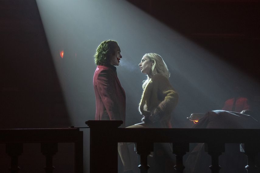 Esta imagen proporcionada por Warner Bros. Pictures muestra a los actores Lady Gaga, derecha, y Joaquin Phoenix en una escena de Joker: Folie à Deux.