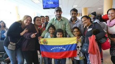 Un grupo de venezolanos que partieron en el vuelo. 