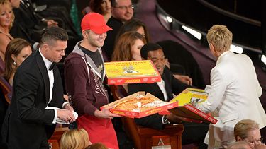 Brad Pitt y Ellen DeGeneres pasan trozos de pizza en los Oscar ayudados por un repartidor en Los Angeles. Edgar Martirosyan, el repartidor que llevó las pizzas a los Oscar, se llevó una propina de 1.000 dólares en el programa The Ellen DeGeneres Show