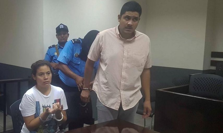 El opositor nicargüense&nbsp;Cristhian Fajardo y su esposa, María Adilia Peralta Cerrato, fueron llevados esposados a la audiencia.
