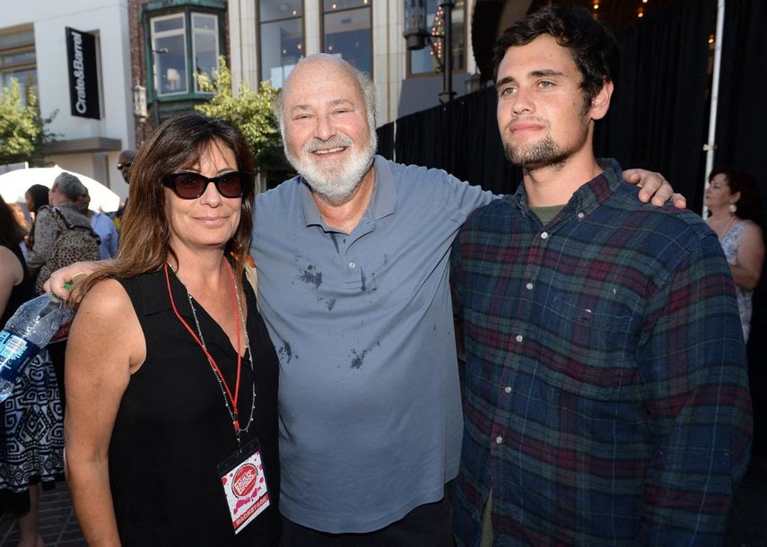 El actor, productor y director Rob Reiner, su esposa Michele Singer y su hijo Nick Reiner durante un evento inaugural del Sábado de Regreso a Clases de Teen Vogue en The Grove el 9 de agosto de 2013 en Los Ángeles, California.&nbsp;