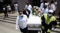 Dolientes cargando un ataúd con el cuerpo de Lydia Núñez, quien falleció de COVID-19, después de un funeral en la iglesia bautista Metropolitan, en Los Ángeles, en julio de 2020. Dolientes cargando un ataúd con el cuerpo de Lydia Núñez, quien falleció de COVID-19, después de un funeral en la iglesia bautista Metropolitan, en Los Ángeles, en julio de 2020.