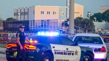 Oficiales de la policía hacen guardia en la escuela secundaria Marjory Stoneman Douglas.