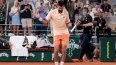El serbio Novak Djokovic baila tras vencer al francés Giovanni Mpetshi Perricard al final de su partido individual masculino en la primera jornada del torneo de tenis Roland Garros, disputado en la pista Philippe-Chatrier del complejo Roland-Garros en París el 24 de mayo de 2026. El serbio Novak Djokovic baila tras vencer al francés Giovanni Mpetshi Perricard al final de su partido individual masculino en la primera jornada del torneo de tenis Roland Garros, disputado en la pista Philippe-Chatrier del complejo Roland-Garros en París el 24 de mayo de 2026.