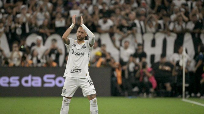 El delantero del Santos, Neymar, saluda a la multitud al salir del campo durante el partido de fútbol del Campeonato Paulista A1 entre Corinthians y Santos en el Arena Corinthians en Sao Paulo, el 12 de febrero de 2025.