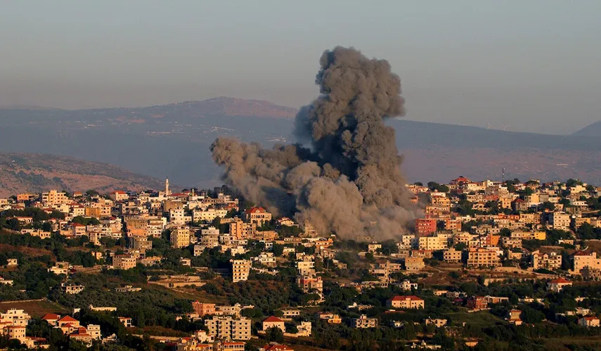 Una fuerte nube de humo se eleva tras el ataque israelí a Hezbolá,