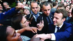 El candidato socioliberal Emmanuel Macron, saluda a sus simpatizantes durante un acto de campaña.