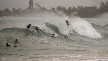 Surfistas tomando grandes olas generadas por el hurac&aacute;n Douglas en Laie Beach Park, el domingo 26 de julio de 2020, en Laie, Hawai.&nbsp;