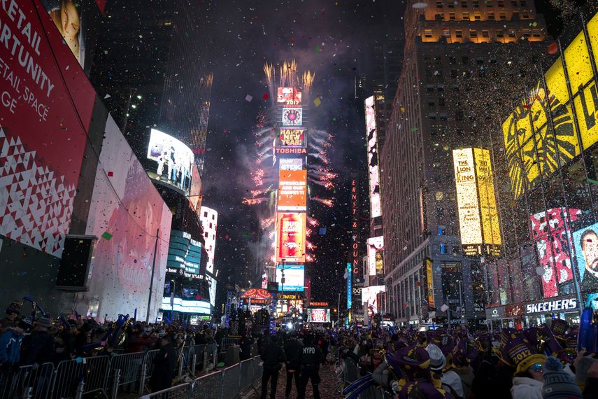 En esta fotograf&iacute;a de archivo del 1 de enero de 2017, una lluvia de confeti cae sobre la multitud que celebra la llegada del a&ntilde;o nuevo en Times Square, en la Ciudad de Nueva York.&nbsp;