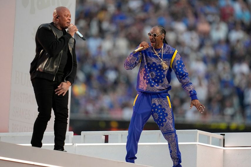 Dr. Dre, izquierda, y Snoop Dogg actúan durante el medio tiempo del partido de fútbol americano Super Bowl 56 de la NFL entre Los Angeles Rams y Cincinnati Bengals el domingo 13 de febrero de 2022 en Inglewood, California.