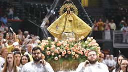 La Virgen es llevada en hombros, durante procesión en Miami.