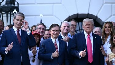 El presidente Donald J. Trump junto a su esposa Melania, el presidente de la Cámara de Representantes, Mike Johnson; el secretario del Tesoro Scott Bessent y congresistas republicanos, tras la firma de la Ley One Big Beautiful Bill Act