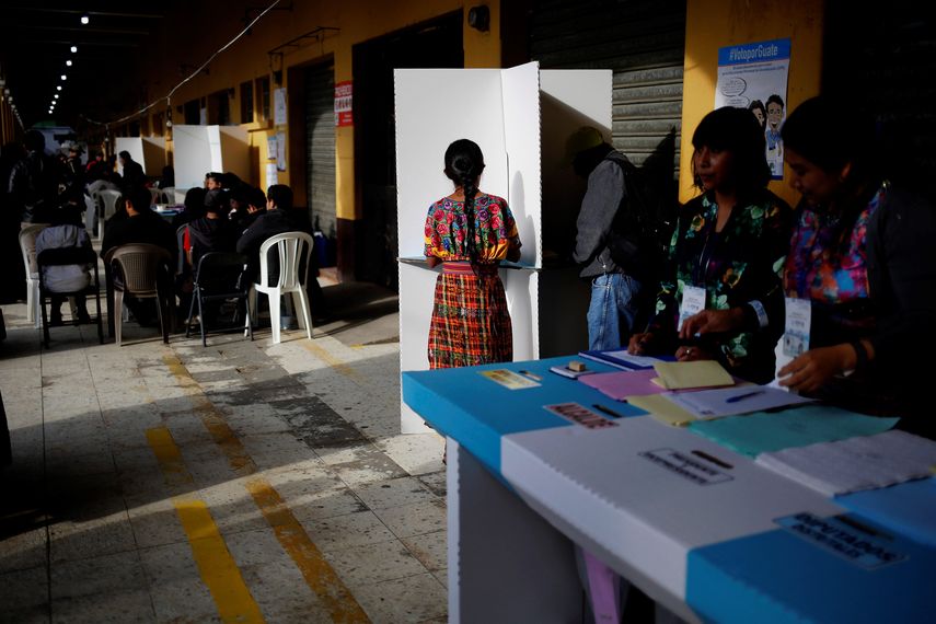 Una mujer vota en un centro de votación en el municipio indígena de San Juan Sacatepéquez, el 16 de junio de 2019 con motivo de las elecciones generales de Guatemala.