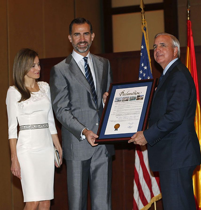 El Príncipe Felipe y la Princesa Letizia reciben de manos del alcalde del condado de Miami-Dade, Carlos Jiménez (derecha), el acta de proclamación del Día de los Príncipes de Asturias en este condado, durante el acto en el que les han entregado las lla