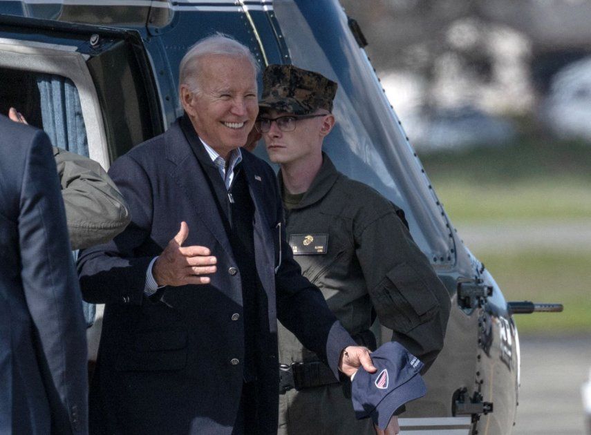 El presidente&nbsp; Joe Biden llega al Aeropuerto de Watsonville, en California, el 19 de enero de 2023, después de inspeccionar los daños causados por la tormenta.