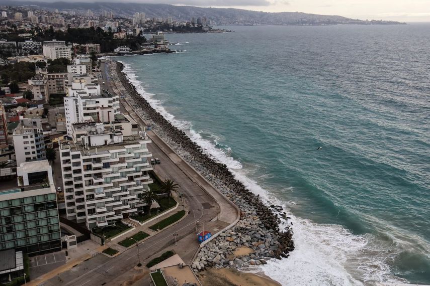 ista del oleaje en Viña del Mar, Chile, el 30 de julio de 2025. Chile advirtió el 29 de julio de 2025 sobre una alta probabilidad de tsunami en el país como resultado de un terremoto de magnitud 8,8 frente a las costas de Rusia, informó la Armada. (Foto de CRISTÓBAL BASAURE / AFP)