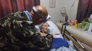 Socorristas del&nbsp;Departamento de Bomberos de Miami-Dade realizan pruebas de coronavirus a domicilio.