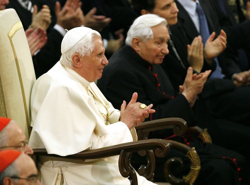 Imagen de archivo del s&aacute;bado 27 de octubre de 2007 del entonces papa Benedicto XVI (izquierda) y su hermano, Georg Ratzinger (derecha) aplaudiendo durante un concierto de la Orquesta Sinf&oacute;nica de la Radio de Baviera, en el Sal&oacute;n Pablo VI del Vaticano.&nbsp;