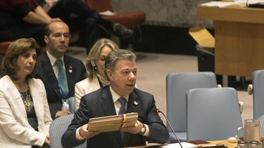 Aquí está el resultado de este trabajo en el que todos han ayudado, y que es una contribución a la paz del mundo, afirmó Santos en la ceremonia