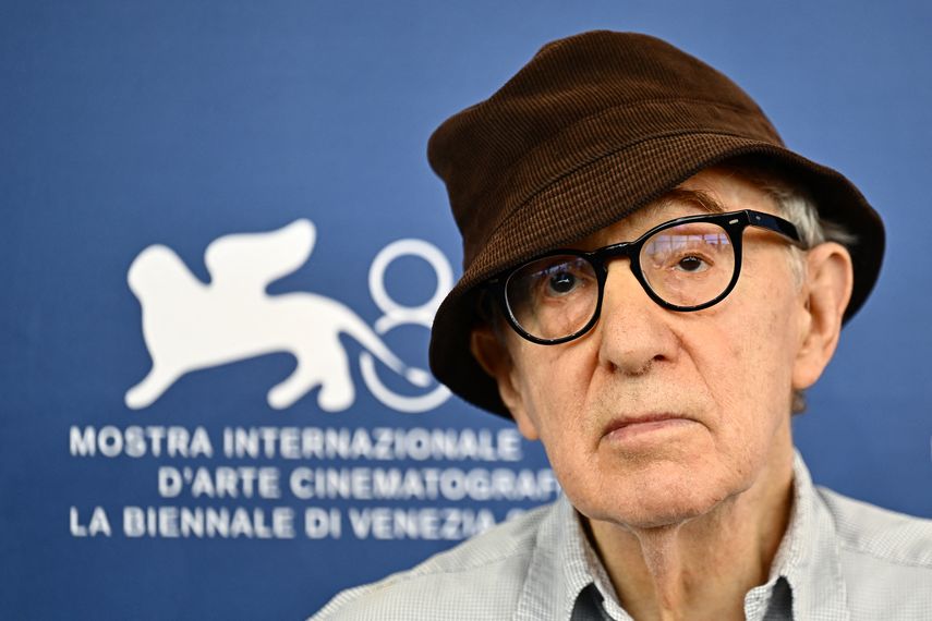 El director estadounidense Woody Allen posa durante la sesión fotográfica de la película Coup de Chance presentada fuera de competición en el 80º Festival de Cine de Venecia el 4 de septiembre de 2023 en el Lido de Venecia.